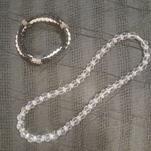 Jewelry with magnet closures